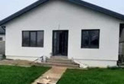 Casă cu 4 camere cu Canalizare în Central