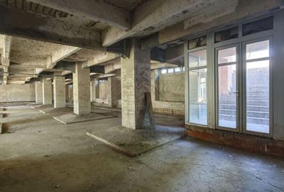 Spațiu comercial, de 381.39999389648 mp, în Central