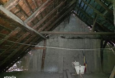 Casă cu 7 camere cu Teren 243 Mp în Central