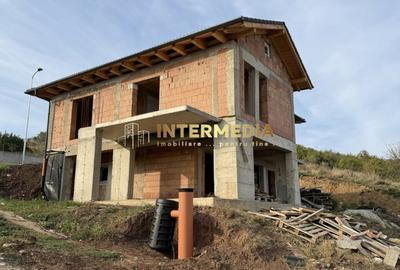 Casă individuală cu 4 camere cu Canalizare în Cetate