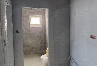 Apartament cu 3 camere semidecomandat în Petros