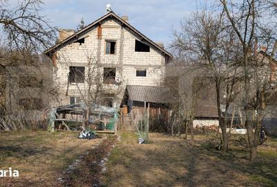 Casă cu 7 camere cu Teren 1656 Mp în Hulubești - 18