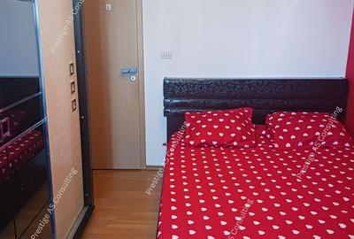 Apartament cu 3 camere decomandat în Girocului