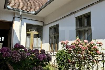 Casă cu 3 camere cu Canalizare în Central