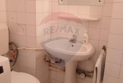 Apartament cu 3 camere decomandat în Pârneava