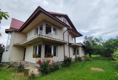 Casă individuală cu 5 camere cu Canalizare în Țânțăreni