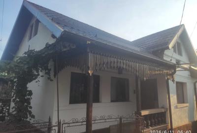 Casă cu 4 camere în Central