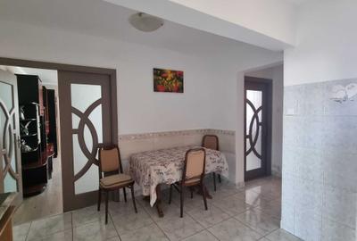 Apartament cu 3 camere decomandat în Exterior Vest
