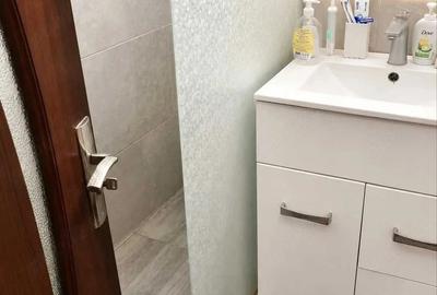 Apartament cu 3 camere semidecomandat, mobilat în Central