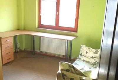 Apartament cu 3 camere decomandat, mobilat în Nicolina