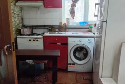 Apartament cu 3 camere semidecomandat în Rahova