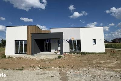 Casă cu 4 camere în Păulești
