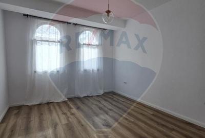 Casă cu 5 camere cu Teren 300 Mp în Ferme - 14