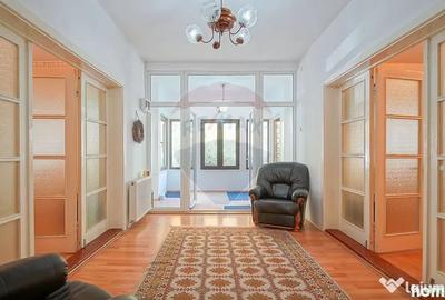 Casă cu 8 camere cu Teren 485 Mp în Central
