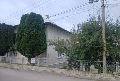 Casă individuală cu 5 camere cu Teren 420 Mp în Central