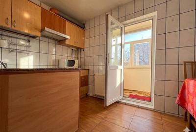 Apartament cu 3 camere decomandat, mobilat în Nicolina