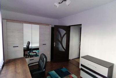 Apartament cu 2 camere semidecomandat, mobilat în Podul de Piatră