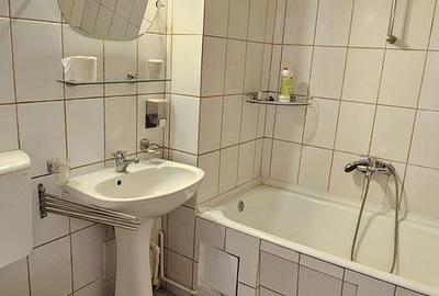 Apartament cu 3 camere semidecomandat în Central - 1