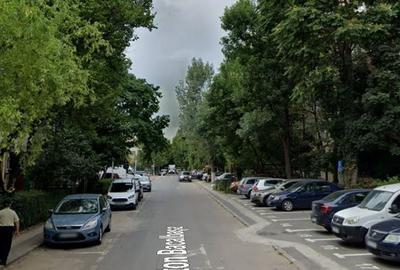 Apartament cu 3 camere semidecomandat în Berceni