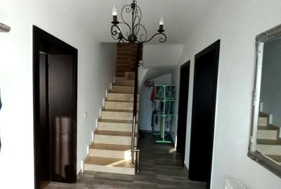 Casă cu 4 camere în Central - 1