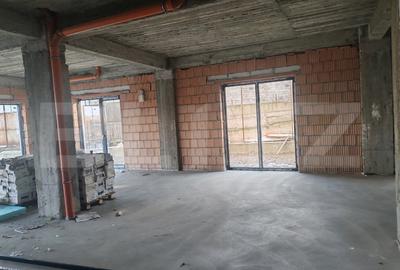 Spațiu comercial, de 110 mp, în Central - 4