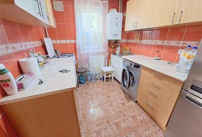 Apartament cu 3 camere semidecomandat în Milcov