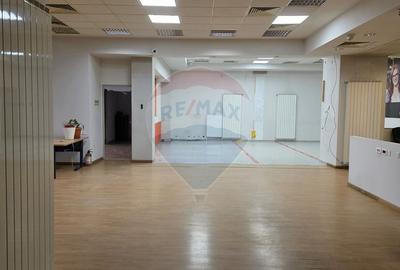 Spațiu comercial, de 295 mp, în Central - 9