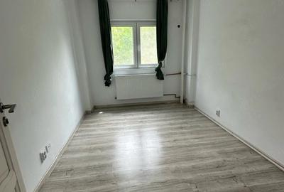 Apartament cu 3 camere semidecomandat în Berceni - 1