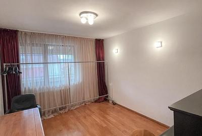 Apartament cu 3 camere semidecomandat în Andrei Mureșanu