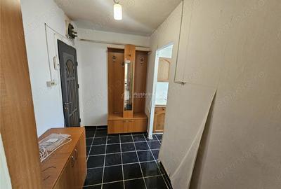 Apartament cu 2 camere semidecomandat, mobilat în Micro I - 12