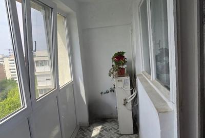 Apartament cu 3 camere decomandat în Titan