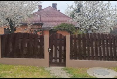 Casă individuală cu 3 camere cu Canalizare în Central