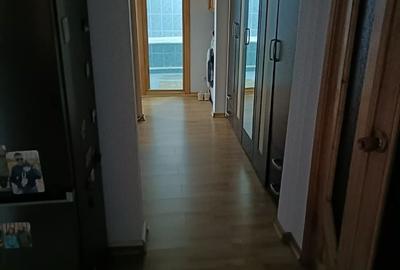Apartament cu 3 camere decomandat în Exterior Vest