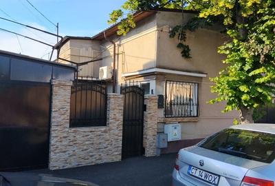 Casă cu 4 camere în Tăbăcărie