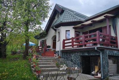 Casă cu 4 camere în Poiana - 1