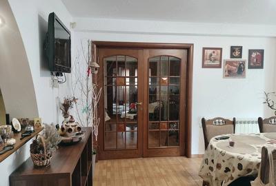 Casă cu 8 camere cu Teren 550 Mp în Pantelimon