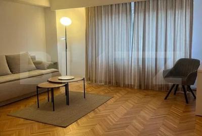 Apartament cu 3 camere semidecomandat, mobilat în Central
