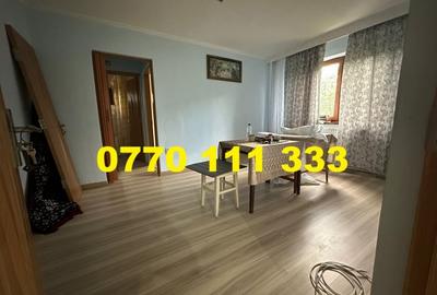 Apartament cu 3 camere semidecomandat în Obor