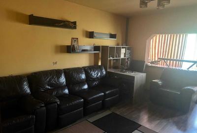 Apartament cu 3 camere semidecomandat în Mihai Bravu