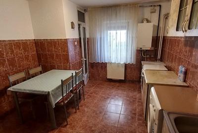 Apartament cu 2 camere decomandat în Tractorul