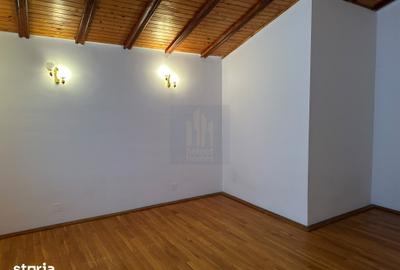Casă cu 10 camere cu Teren 1775 Mp în Nord