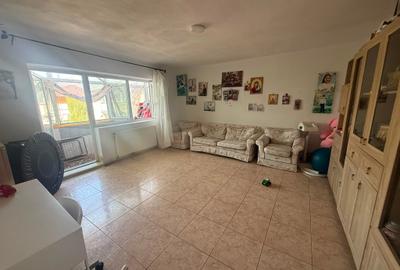 Apartament cu 3 camere decomandat, mobilat în Central