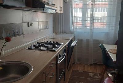 Apartament cu 3 camere semidecomandat în Tineretului