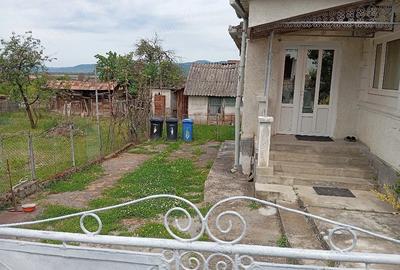 Casă cu 2 camere cu Teren 1843 Mp în Urișor