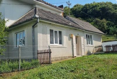 Casă cu 4 camere în Șirioara