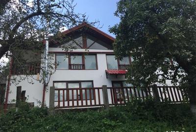 Casă cu 6 camere în Câmpeni