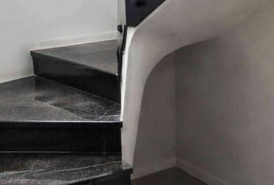 Casă cu 5 camere cu Teren 270 Mp în Văcăresti