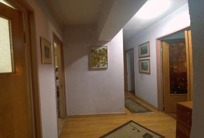 Apartament cu 4 camere decomandat în Central