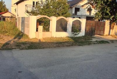 Casă cu 4 camere cu Teren 400 Mp în Central