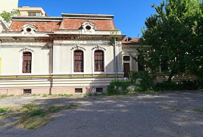 Casă cu 10 camere cu Teren 362 Mp în P-ța Romană